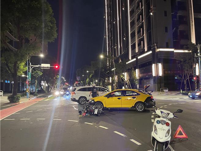 新北土城機車騎士違規4貼，在路口撞上未禮讓直行車之左轉小黃，兩車因此碰撞，機車也整個彈飛。（土城警分局提供）