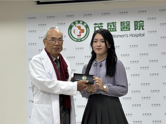 试管宝宝高子荞考上台大医学院，茂盛医院院长李茂盛赠予刻名金笔祝贺金榜题名。（冯惠宜摄）
