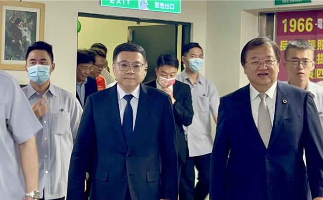 行政院长卓荣泰20日出席卫福部「南投医院癌症治疗中心」启用典礼，媒体关切谁接掌交通部长。（杨静茹摄）