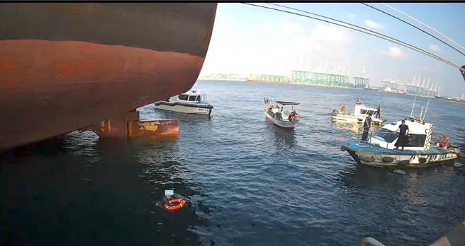 曾嫌為逃脫跳入海中。（翻攝照片／洪靖宜高雄傳真）