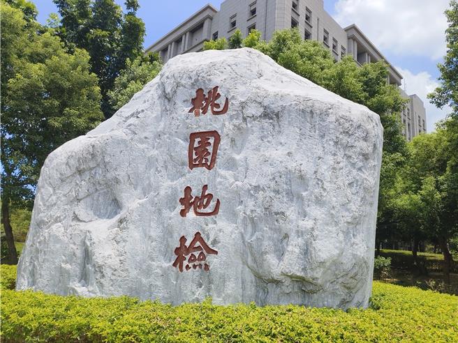 吴姓男子、黄姓男子是日商在台投资某公司的研发经理、研发主任工程师，负责相机、手机镜头照相功能等技术。2人却与大陆某公司王姓董事长谈妥跳槽，桃园地检署估计该公司损失超过123亿元，依《营业秘密法》等罪嫌起诉2人。（赖佑维摄）