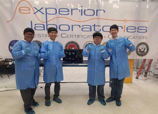 鐳洋科技團隊與國家太空中心團隊17日成功在美國發射通訊衛星。（圖／鐳洋科技提供）