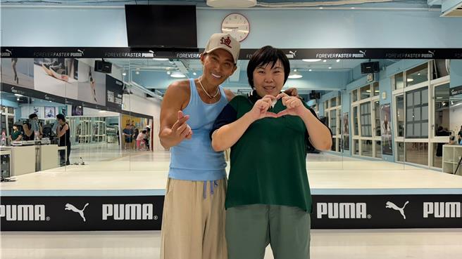 潘若迪（左）帶粉絲宜甄上有氧課。（艾迪昇傳播提供）