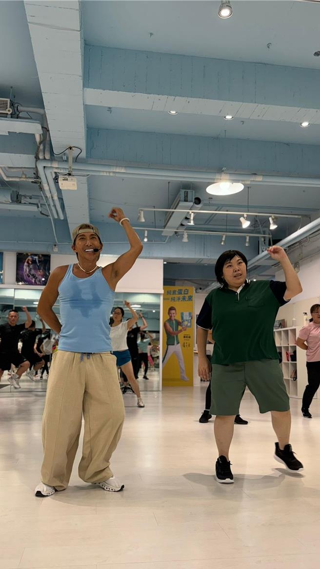 潘若迪（左）幫助粉絲宜甄一圓有氧課程的夢想。（艾迪昇傳播提供）