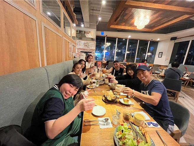 潘若迪（右）和粉絲宜甄（左）共度晚餐。（艾迪昇傳播提供）