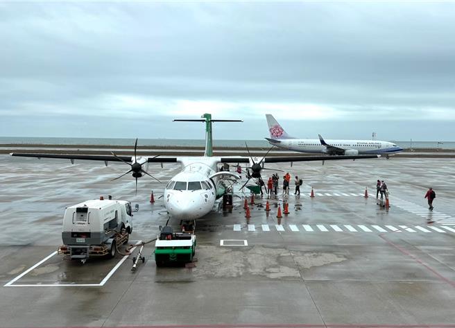 金门今日天候不佳，尚义机场一早因侧风太大导致关场，共有8架次班机被迫取消，逾500多人行程受阻，所幸接近10点左右天气逐渐好转，班机已恢復正常起降。(资料照／于家麒摄)