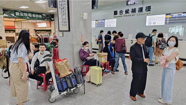 金门今日天候不佳，尚义机场一早因侧风太大导致关场，共有8架次班机被迫取消，逾500多人行程受阻，所幸接近10点左右天气逐渐好转，班机已恢復正常起降。(图／民眾提供)