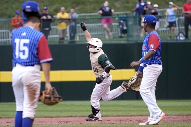 龜山國小邱唯喆對古巴轟出滿貫全壘打。（美聯社）