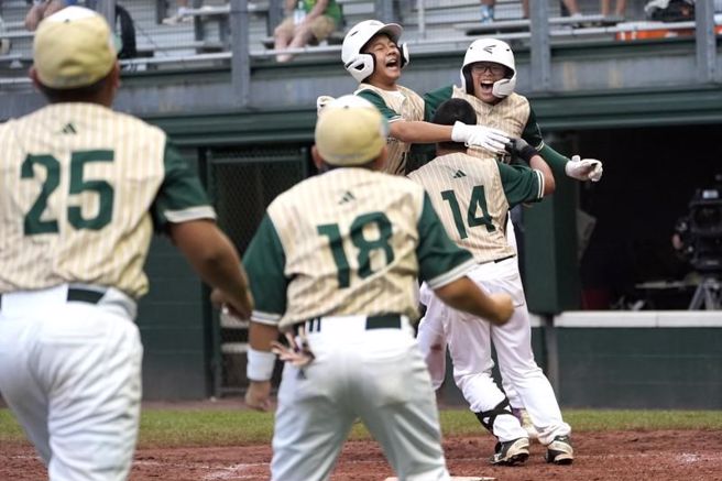 龜山國小慶祝全壘打。（美聯社）