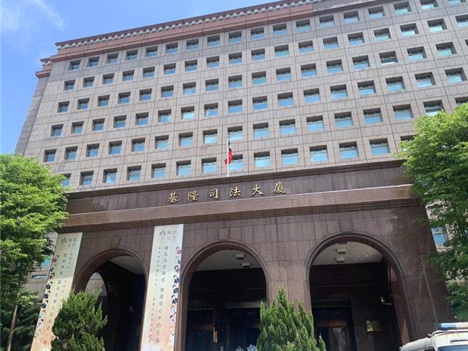 台北市一名陈姓男子去年9月透过通讯软体赌15万元押柯会选上总统，结果隔天就在新北市瑞芳区被警方临检时查出，检方依违反选罢法起诉。（徐佑升摄）