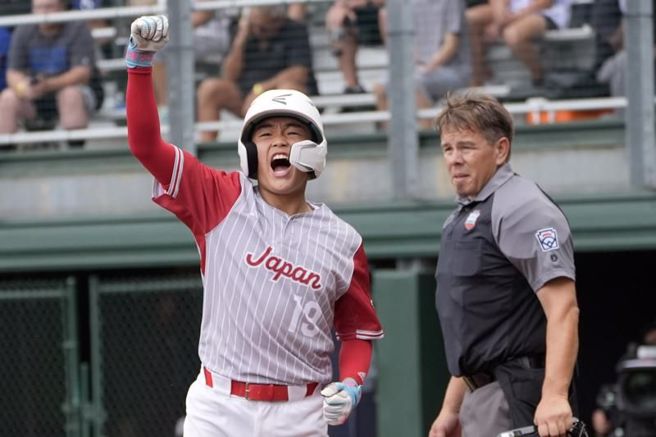 日本少棒球員慶祝得分。（美聯社）
