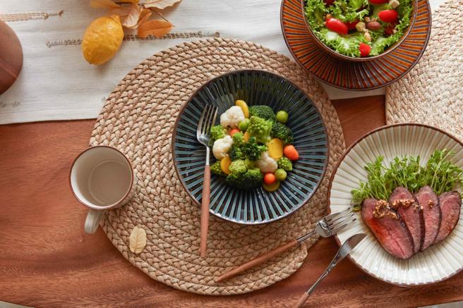 从HOLA进行的线上「双人共识测验」的数据来看，有4成伴侣对于餐具应该「成套购买」还是「自由混搭」未能达成共识。（HOLA和乐家居提供）