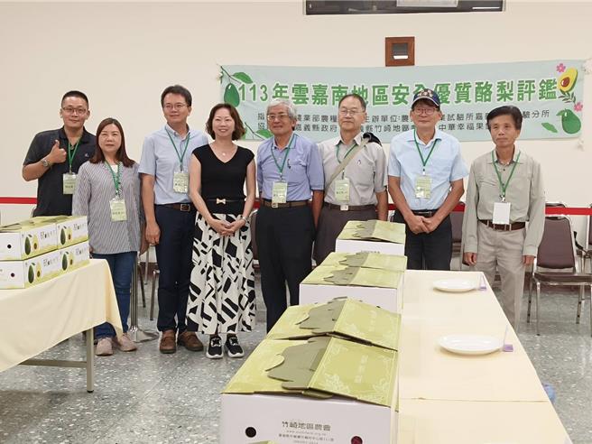 嘉義農業試驗分所今日辦雲嘉南區酪梨評鑑競賽。（廖素慧攝）