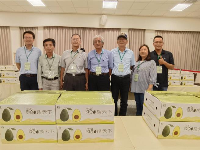 嘉義農業試驗分所今日辦雲嘉南區酪梨評鑑競賽，7位學者專家及通路商當評審。（廖素慧攝）