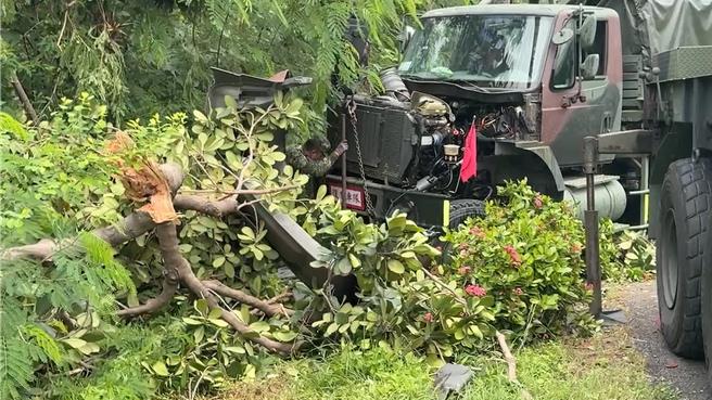 八軍團43砲指部一輛拖著155榴彈砲的軍車，在屏東楓港不明原因失控自撞路樹，7人受傷送醫。（民眾提供／羅琦文屏東傳真）