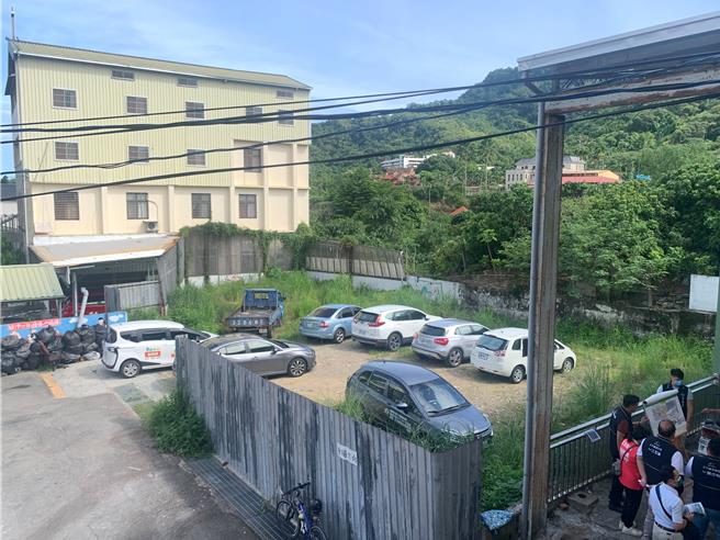 立法委员何欣纯20日邀内政部民政司及台中市政府及太平区公所等人共同到头汴、圣和里二里联合活动中心预定地会勘。（冯惠宜摄）