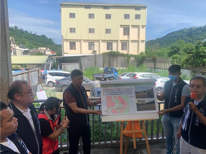 立法委员何欣纯20日邀内政部民政司及台中市政府及太平区公所等人共同到头汴、圣和里二里联合活动中心预定地会勘。（冯惠宜摄）