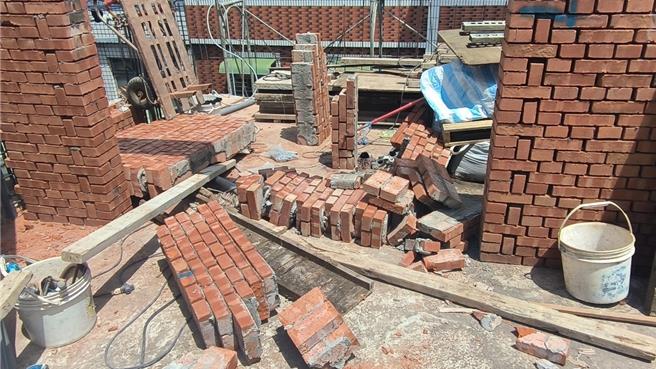 桃园市消防局大湳分队，20日早上接获民眾报案，表示在八德区一处建筑工地有人遭压伤，需要救援。消防人员赶抵现场后，发现余姓工人倒卧破碎砖墙旁，意识清楚但无法自行移动，左脚踝疑似骨折，头部还有擦伤，由于现场工地空间狭窄难以搬运，消防人员拿出长背板将人固定后放置篮式担架，再利用吊臂成功救出送医。（翻摄照片）