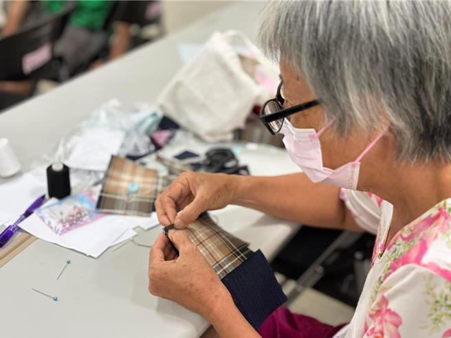 運用衣物、布料等材料縫製成可再利用之作品。（高市社會局提供／林雅惠傳真）