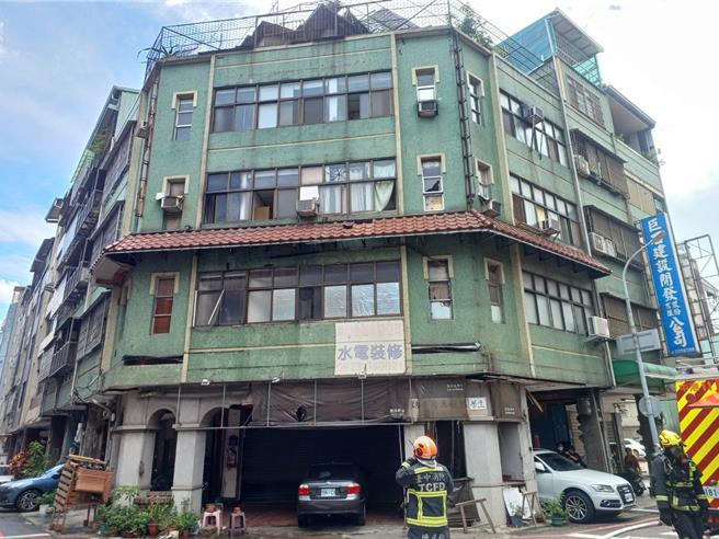 台中市北區篤行路1棟4層樓RC結構建築物20日上午11時54分發生火災，警消立即派員到場救災並維護交安。（民眾提供／馮惠宜台中傳真）