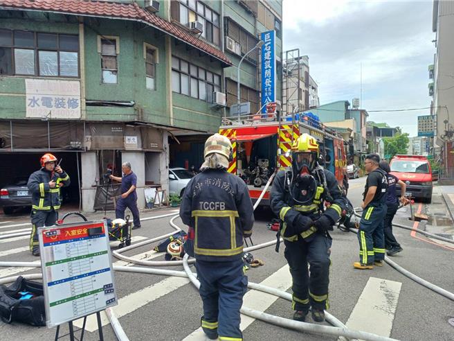 台中市北區篤行路1棟4層樓RC結構建築物20日上午11時54分發生火災，警消立即派員到場救災並維護交安。（民眾提供／馮惠宜台中傳真）