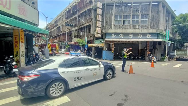 台中市北區篤行路1棟4層樓RC結構建築物20日上午11時54分發生火災，警消立即派員到場救災並維護交安。（民眾提供／馮惠宜台中傳真）