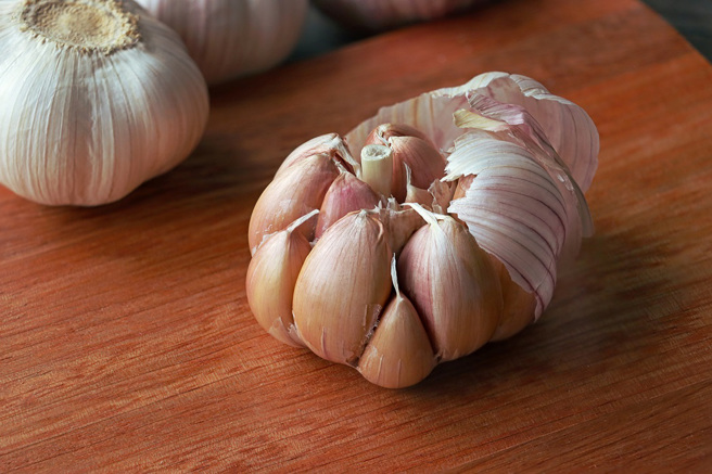 印度一名人妻在路邊小販買了250公克的大蒜，回家料理卻剝不開，用刀子一切才驚覺竟是水泥塊。（示意圖：Shutterstock／達志）