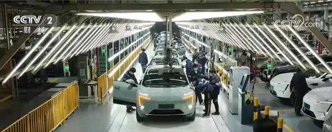 大陆带头修订的乘用车外部防护国际标准正式发布。（大陆央视）