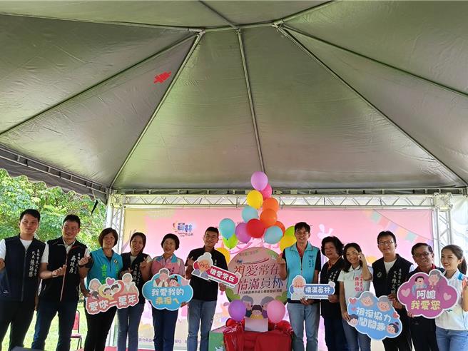 员林市公所将在25日首度举办「员林市祖父母节庆祝活动」，鼓励孙辈对祖父母的感谢大声说，今日为活动暖身宣传。（叶静美摄）