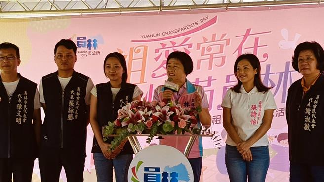 员林市公所将在25日首度举办「员林市祖父母节庆祝活动」，今日为活动暖身宣传，市民代表林玟佑（右3）分享孙辈主动帮忙做家事的暖心举动，鼓励祖父母要多与孙辈互动，并邀请大家参加活动。（叶静美摄）