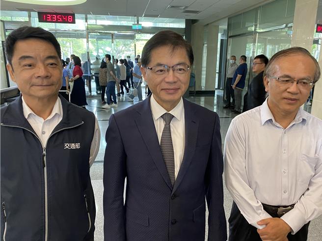 李孟谚（中）因婚外情请辞，交通部政务次长陈彦伯（右）将暂代部长。（陈佑诚摄）