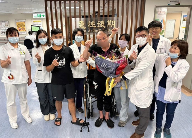 主治医师余学致团队致赠花束祝福阿福出院。（院方提供／李京升台中传真）