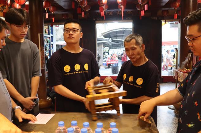 国立中山大学中国文学系与高雄地岳殿合作「身心『聊』癒：问事工作坊」，师生至地岳殿实际进行「问事」体验。（翻摄照片／洪靖宜高雄传真）