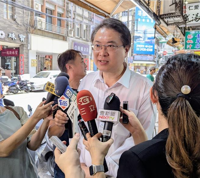 民進黨祕書長林右昌（中）表示，民進黨並沒有介入謝國樑罷免案，也沒有能耐取得那麼多民眾連署。（張志康攝）