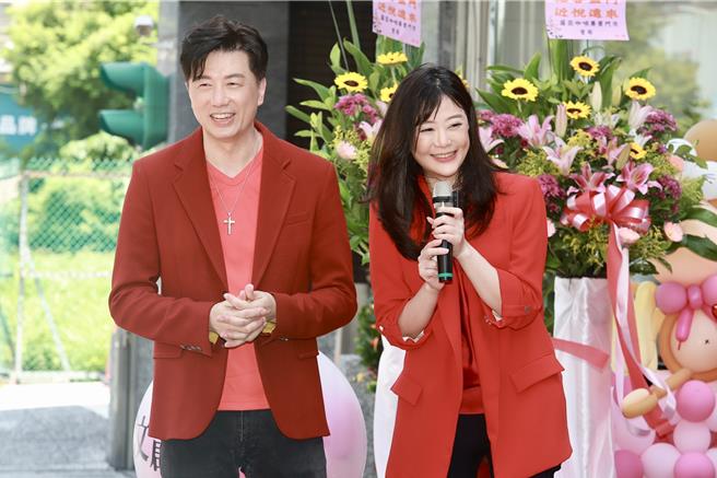 文汶（右）和老公的品牌今举行开幕典礼。（民视提供）