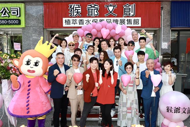 文汶（右）和老公的品牌今举行开幕典礼，眾星云集。（民视提供）