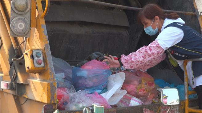 云林县环保局实施垃圾退收及退运机制，清洁队人员详细检查垃圾成分。（周丽兰摄）