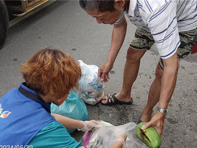 云林县环保局实施垃圾退收及退运机制，清洁队人员详细检查垃圾成分。（云林县环保局提供）