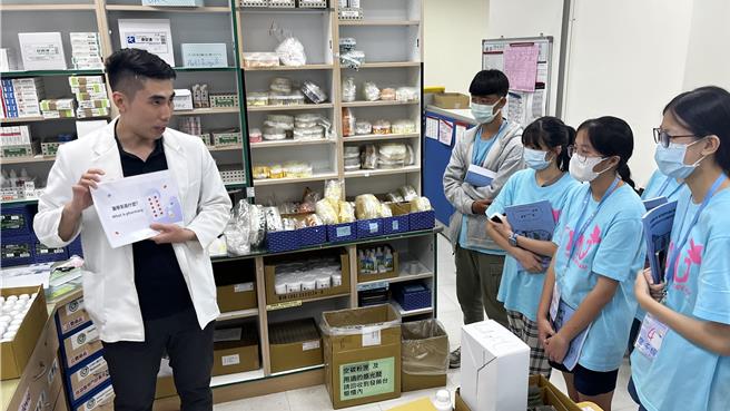 北医枫林服务团医学营高中营队的第一堂课便带领学员们前往卫福部金门医院参访，让大家了解医院运作的各种机制。（图／金门县教育处）