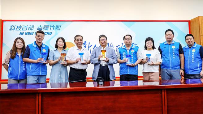 新竹縣5項工程獲「國家卓越建設獎」6項大獎肯定，也破歷年得獎紀錄，縣長楊文科（中）20日讚揚交旅處和教育局同仁的努力，期各單位也能齊頭並進。（羅浚濱攝）