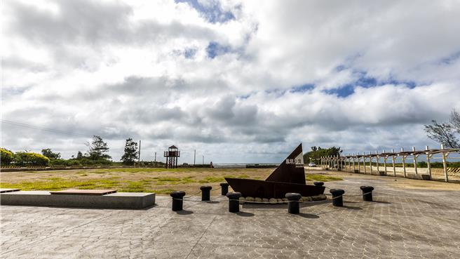 縣府交旅處將新豐鄉廢棄的鳳坑漁港辦理第1期工程，改造為「鳳坑沙灣」，獲得國家卓越建設獎「最佳施工品質類」和「最佳規畫設計類」兩項優質獎的肯定。（羅浚濱攝）