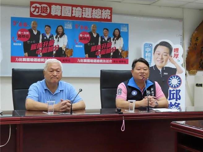 邱垂益（左）2007年涉嫌与其子、现任市议员邱烽尧（右）违法标售市有地。新北地院今（20）日宣判，邱垂益处10年有期徒刑、褫夺公权4年并没收未扣案所得2400万；邱烽尧则处3年6月徒刑、褫夺公权3年。（中时资料照）