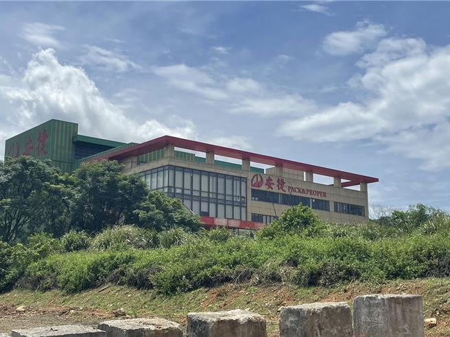 桃園市議員黃敬平接獲民眾30餘人集體陳情，控訴安捷企業積欠工資、資遣費等，經桃園市政府調解仍無下文 ，其中不乏任職20年以上員工，遭積欠金額高達80萬元，合計約500多萬元。（黃敬平提供／呂筱蟬桃園傳真）