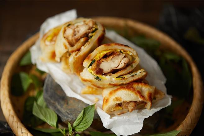 软食力以南台湾的软式粉浆蛋饼为特色，煎至表皮酥脆、内馅软嫩，超过10种馅料可以选择，为台式传统早餐注入新滋味。（图／软食力）