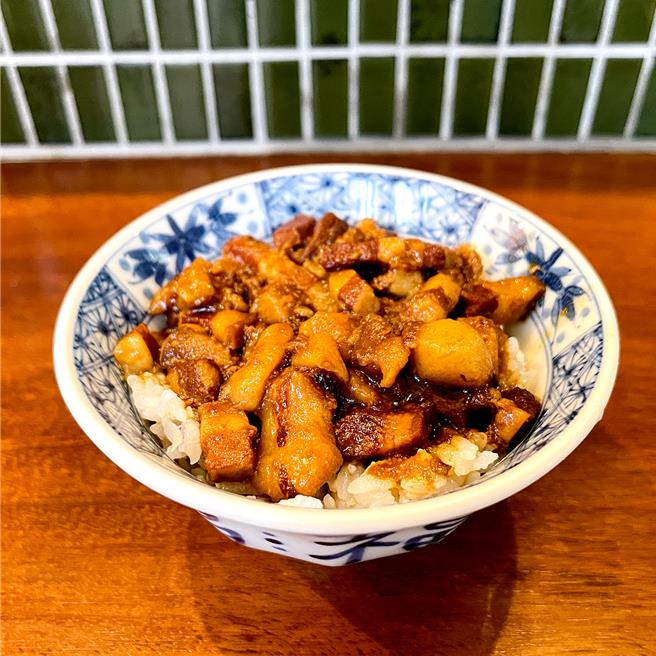 里小楼位于窄巷内的老宅，恰如店名「巷里的小楼」，这里的臺湾家常菜与小吃份量精致，适合单人用餐或两三好友聚会。（图／Michelin）