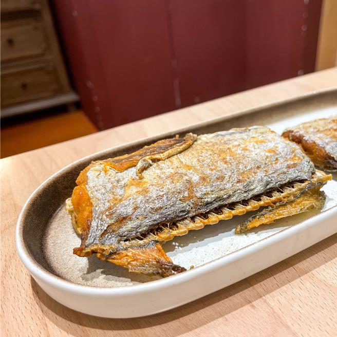  添厚家常臺菜精致细腻，不妨点上一壶店家自制的菊花茶佐餐。（图／Michelin）