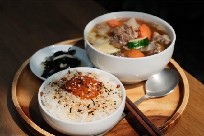 小炖食室提供五种中式炖汤，店家对选米甚为讲究，採用日本越光米与台湾米混种的台南拾陆号米，米饭富有米香，口感极佳。（图／小炖食室）