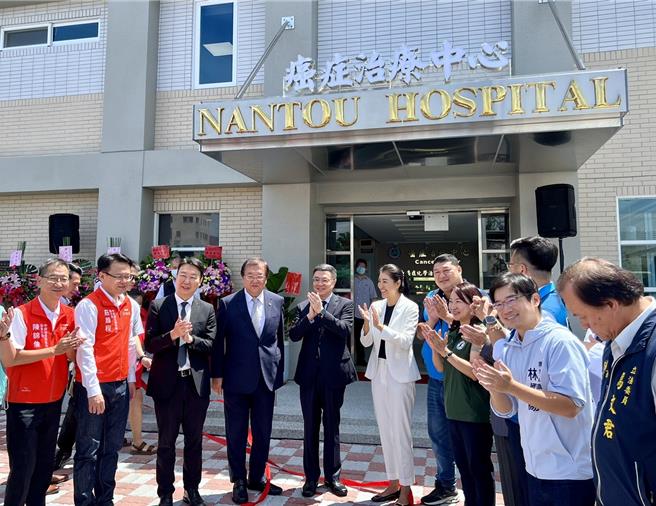 行政院长卓荣泰、南投县长许淑华等人20日出席南投医院癌症治疗中心启用，实现癌症患者在地医疗的愿景。（杨静茹摄）