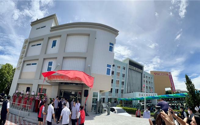 南投医院将放射肿瘤科大楼改建为地下2层、地上4层的癌症治疗中心，让癌症患者能就近在地治疗。（杨静茹摄）