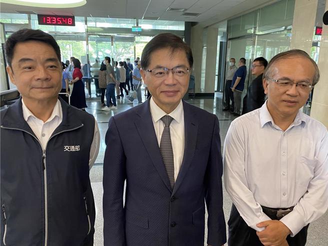 交通部前部长李孟谚（中）19日遭爆婚外情，消息曝光后，李随即请辞。（中时资料照）
